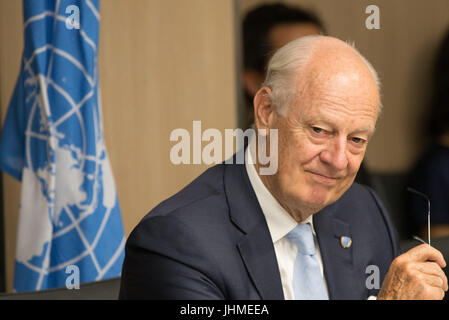 Genf, Schweiz. 14. Juli 2017. UN-Sondergesandten des Generalsekretärs für Syrien Staffan de Mistura besucht eine neue Verhandlungsrunde mit Syriens Hauptopposition hohe Verhandlungen Ausschuss (HNC) Führer Nasr al-Hariri (nicht abgebildet) während der Intra syrische Gespräche im Palais des Nations in Genf, Schweiz, 14. Juli 2017. Bildnachweis: POOL/Xu Jinquan/Xinhua/Alamy Live-Nachrichten Stockfoto