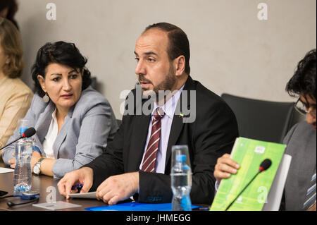 Genf, Schweiz. 14. Juli 2017. Syriens wichtigsten hohe Verhandlungen Ausschuss (HNC) Oppositionsführer Nasr al-Hariri (C) besucht während der Intra syrische Gespräche im Palais des Nations in Genf, Schweiz, 14. Juli 2017 eine neue Verhandlungsrunde mit UN-Sondergesandten des Generalsekretärs für Syrien Staffan de Mistura (nicht abgebildet). Bildnachweis: POOL/Xu Jinquan/Xinhua/Alamy Live-Nachrichten Stockfoto