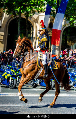 Paris, Frankreich. 14 Maschinenbautag 17. Französischer Militär und Polizei setzen auf eine starke Anzeige auf der Bastille Day Parade. Bildnachweis: Samantha Ohlsen/Alamy Live-Nachrichten Stockfoto