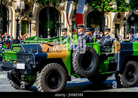 Paris, Frankreich. 14 Maschinenbautag 17. Französischer Militär und Polizei setzen auf eine starke Anzeige auf der Bastille Day Parade. Bildnachweis: Samantha Ohlsen/Alamy Live-Nachrichten Stockfoto