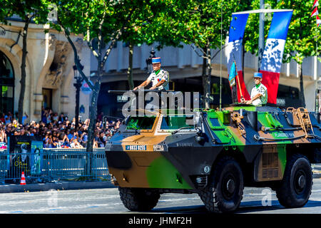 Paris, Frankreich. 14 Maschinenbautag 17. Französischer Militär und Polizei setzen auf eine starke Anzeige auf der Bastille Day Parade. Bildnachweis: Samantha Ohlsen/Alamy Live-Nachrichten Stockfoto