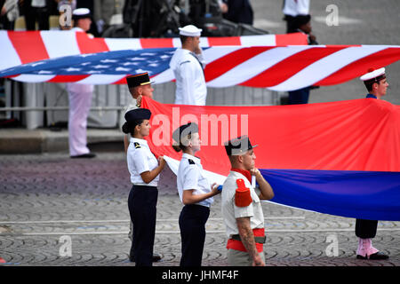 Paris, Frankreich. 14. Juli 2017. Nationalflaggen der Vereinigten Staaten und Frankreich werden während der jährlichen Tag der Bastille Militärparade in Paris, Frankreich, 14. Juli 2017 gesehen. Bildnachweis: Chen Yichen/Xinhua/Alamy Live-Nachrichten Stockfoto