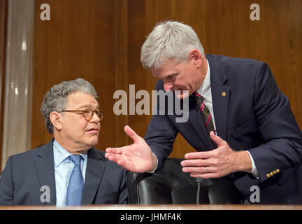 Washington, uns. 13. Juli 2017. Vereinigte Staaten Senator Al Franken (Demokrat von Minnesota), links, und Bill Cassidy (Republikanische von Louisiana) im Gespräch vor Beginn der uns Senatsausschuss für Gesundheit, Bildung, Arbeit und Renten treffen auf dem Capitol Hill in Washington, DC auf Freitag, 13. Juli 2007 Credit: Ron Sachs/CNP - NO-Draht-SERVICE - Foto: Ron Sachs/Consolidated/Dpa/Alamy Live News Stockfoto