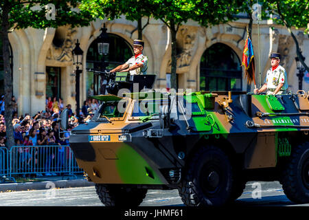 Paris, Frankreich. 14 Maschinenbautag 17. Französischer Militär und Polizei setzen auf eine starke Anzeige auf der Bastille Day Parade. Bildnachweis: Samantha Ohlsen/Alamy Live-Nachrichten Stockfoto