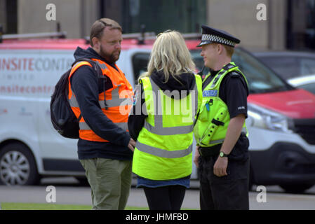 Glasgow, Schottland. 14. Juli. Dreharbeiten zu nonchalant ignoriert wurde heute von den Einheimischen, die jetzt immer verwendet, um Medien und Film Crews in der Stadt als Menschen ihre Mittagspause mit der neuesten Serie von BBC Scotland Spoof vorbei Komödie "Scot Polizeieinheit" wurde in der Stadt George Square erschossen, Credit: Gerard Fähre/Alamy Live News Stockfoto