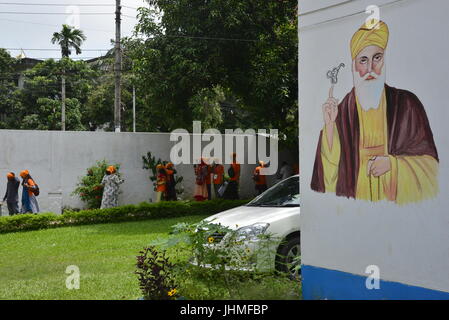 Dhaka, Bangladesch. 14. Juli 2017. Bangladeshi Sikh religiöse Völker teilnehmen Freitag beten im Gurudwara Nanak Shahi Tempel in Dhaka, Bangladesch, am 14., 2017 Credit: Mamunur Rashid/Alamy Live News Stockfoto