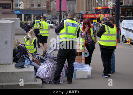 Glasgow, Schottland. 14. Juli. Dreharbeiten zu nonchalant ignoriert wurde heute von den Einheimischen, die jetzt immer verwendet, um Medien und Film Crews in der Stadt als Menschen ihre Mittagspause mit der neuesten Serie von BBC Scotland Spoof vorbei Komödie "Scot Polizeieinheit" wurde in der Stadt George Square erschossen, Credit: Gerard Fähre/Alamy Live News Stockfoto