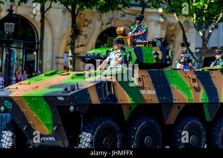 Paris, Frankreich. 14 Maschinenbautag 17. Französischer Militär und Polizei setzen auf eine starke Anzeige auf der Bastille Day Parade. Bildnachweis: Samantha Ohlsen/Alamy Live-Nachrichten Stockfoto