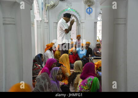 Dhaka, Bangladesch. 14. Juli 2017. Bangladeshi Sikh religiöse Völker teilnehmen Freitag beten im Gurudwara Nanak Shahi Tempel in Dhaka, Bangladesch, am 14., 2017 Credit: Mamunur Rashid/Alamy Live News Stockfoto