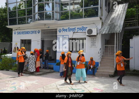 Dhaka, Bangladesch. 14. Juli 2017. Bangladeshi Sikh religiöse Völker teilnehmen Freitag beten im Gurudwara Nanak Shahi Tempel in Dhaka, Bangladesch, am 14., 2017 Credit: Mamunur Rashid/Alamy Live News Stockfoto