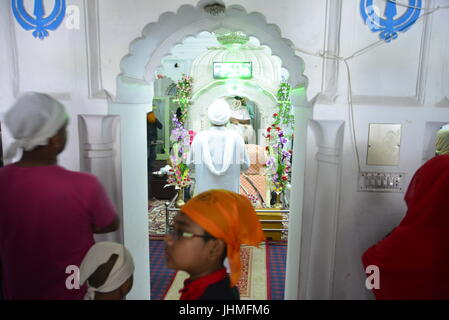 Dhaka, Bangladesch. 14. Juli 2017. Bangladeshi Sikh religiöse Völker teilnehmen Freitag beten im Gurudwara Nanak Shahi Tempel in Dhaka, Bangladesch, am 14., 2017 Credit: Mamunur Rashid/Alamy Live News Stockfoto