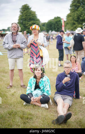 Henham Park, Suffolk, UK. 14. Juli 2017. Festivalbesucher am Tag 2 (Freitag) um das Jahr 2017 Latitude Festival Henham Park, Southwold in Suffolk. Foto: Freitag, 14. Juli 2017. Bildnachweis sollte lauten: Roger Garfield/Alamy Live News. Stockfoto