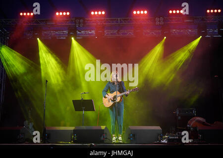 Henham Park, Suffolk, UK. 14. Juli 2017. Beth Orton die live auf der Bühne beim 2017 Latitude Festival in Henham Park, Southwold in Suffolk. Foto: Freitag, 14. Juli 2017. Bildnachweis sollte lauten: Roger Garfield/Alamy Live News. Stockfoto