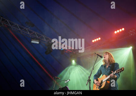 Henham Park, Suffolk, UK. 14. Juli 2017. Beth Orton die live auf der Bühne beim 2017 Latitude Festival in Henham Park, Southwold in Suffolk. Foto: Freitag, 14. Juli 2017. Bildnachweis sollte lauten: Roger Garfield/Alamy Live News. Stockfoto