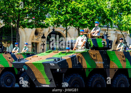 Paris, Frankreich. 14 Maschinenbautag 17. Französischer Militär und Polizei setzen auf eine starke Anzeige auf der Bastille Day Parade. Bildnachweis: Samantha Ohlsen/Alamy Live-Nachrichten Stockfoto