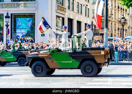 Paris, Frankreich. 14 Maschinenbautag 17. Französischer Militär und Polizei setzen auf eine starke Anzeige auf der Bastille Day Parade. Bildnachweis: Samantha Ohlsen/Alamy Live-Nachrichten Stockfoto