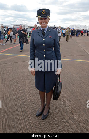 Carol Vorderman besuchte die Royal International Air Tattoo in ihrer Air Cadets Uniform. Botschafter der RAF Air Cadets Stockfoto