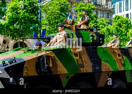 Paris, Frankreich. 14 Maschinenbautag 17. Französischer Militär und Polizei setzen auf eine starke Anzeige auf der Bastille Day Parade. Bildnachweis: Samantha Ohlsen/Alamy Live-Nachrichten Stockfoto