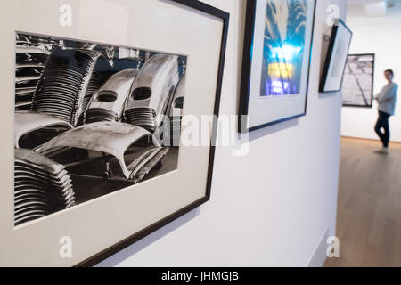 Bildenden Künste industrielle Fotografien aus den 1950er Jahren zeigen die Produktion des VW Käfers in der Kunsthalle (Kunsthalle) in Emden, Deutschland, 13. Juli 2017. Die schwarz-weiß-Bilder sind Teil einer neuen Sonderausstellung "Das Auto in der Kunst. Rasende Leidenschaft "(das Auto in der Kunst. Racing Leidenschaft) der 15 Juli geöffnet. Die Ausstellung läuft bis die 5. November 2017. Foto: Ingo Wagner/dpa Stockfoto