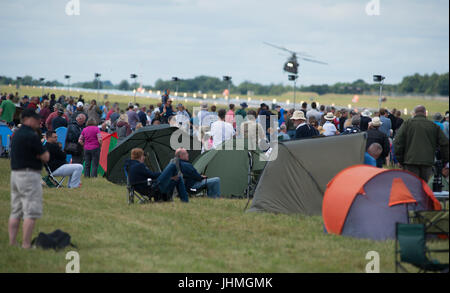 RAF Fairford, Gloucestershire, UK. 14. Juli 2017. Ersten Tag des Royal International Air Tattoo (RIAT), eines der weltweit größten Airshows. Flugvorführungen sind die Luftschlacht um England Flug und USAF Flugzeug zum 70. Jubiläum ihres Dienstes, einschließlich The Thunderbirds aerobatic Anzeige Mannschaft erscheinen beim RIAT zum ersten Mal in 10 Jahren. Bildnachweis: Malcolm Park / Alamy Live News. Stockfoto