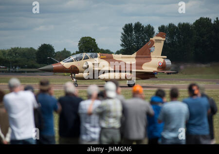 RAF Fairford, Gloucestershire, UK. 14. Juli 2017. Ersten Tag des Royal International Air Tattoo (RIAT), eines der weltweit größten Airshows. Flugvorführungen sind die Luftschlacht um England Flug und USAF Flugzeug zum 70. Jubiläum ihres Dienstes. Foto: Eine Dassault Mirage 2000 D von Couteau Delta, französische Luftwaffe, bereit für den Start. Bildnachweis: Malcolm Park / Alamy Live News. Stockfoto