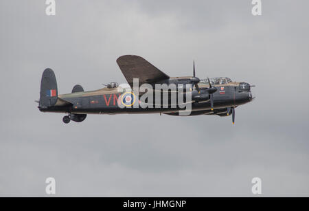 RAF Fairford, Gloucestershire, UK. 14. Juli 2017. Ersten Tag des Royal International Air Tattoo (RIAT), eines der weltweit größten Airshows. Flugvorführungen gehören die Schlacht Britain Memorial Flug, einschließlich der Avro Lancaster - eines von nur zwei fliegende Beispielen. Bildnachweis: Malcolm Park / Alamy Live News... Stockfoto