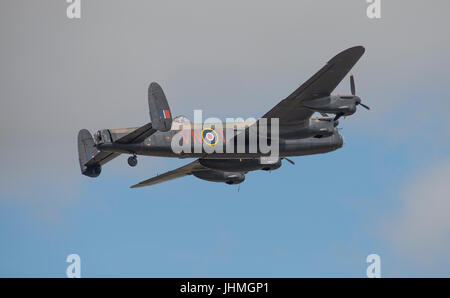 RAF Fairford, Gloucestershire, UK. 14. Juli 2017. Ersten Tag des Royal International Air Tattoo (RIAT), eines der weltweit größten Airshows. Flugvorführungen gehören die Schlacht Britain Memorial Flug, einschließlich der Avro Lancaster - eines von nur zwei fliegende Beispielen. Bildnachweis: Malcolm Park / Alamy Live News. Stockfoto