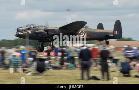 RAF Fairford, Gloucestershire, UK. 14. Juli 2017. Ersten Tag des Royal International Air Tattoo (RIAT), eines der weltweit größten Airshows. Flugvorführungen sind die Luftschlacht um England Flug und USAF Flugzeug zum 70. Jubiläum ihres Dienstes. Foto: Avro Lancaster von der Luftschlacht um England Flug Landung nach einem Demonstration Flug. Bildnachweis: Malcolm Park / Alamy Live News. Stockfoto