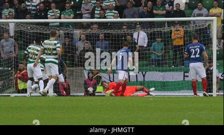 Windsor Park, Belfast, UK. 14. Juli 2017. Linfield V Celtic (UEFA CL QR2 1. Bein). Linfield und Nordirland Nationaltorhüter Roy Carroll macht ein anderes gut sparen. Credit: CAZIMB / Alamy Live News. Stockfoto