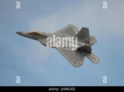 RAF Fairford, Gloucestershire, UK. 14. Juli 2017. Ersten Tag des Royal International Air Tattoo (RIAT), eines der weltweit größten Airshows. Flugvorführungen sind die Luftschlacht um England Flug und USAF Flugzeug zum 70. Jubiläum ihres Dienstes, einschließlich The Thunderbirds aerobatic Anzeige Mannschaft erscheinen beim RIAT zum ersten Mal in 10 Jahren. Foto: USAF f-22 Raptor fliegen Demonstration. Bildnachweis: Malcolm Park / Alamy Live News. Stockfoto