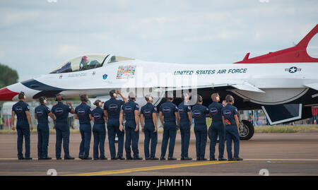 RAF Fairford, Gloucestershire, UK. 14. Juli 2017. Ersten Tag des Royal International Air Tattoo (RIAT), eines der weltweit größten Airshows. Flugvorführungen sind die Luftschlacht um England Flug und USAF Flugzeug zum 70. Jubiläum ihres Dienstes, einschließlich The Thunderbirds aerobatic Anzeige Mannschaft erscheinen beim RIAT zum ersten Mal in 10 Jahren. Foto: Thunderbirds Bodenpersonal Welle vor jedes Teammitglied. Bildnachweis: Malcolm Park / Alamy Live News. Stockfoto