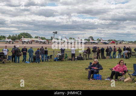 RAF Fairford, Gloucestershire, UK. 14. Juli 2017. Ersten Tag des Royal International Air Tattoo (RIAT), eines der weltweit größten Airshows. Flugvorführungen sind die Luftschlacht um England Flug und USAF Flugzeug zum 70. Jubiläum ihres Dienstes, einschließlich The Thunderbirds aerobatic Anzeige Mannschaft erscheinen beim RIAT zum ersten Mal in 10 Jahren (Foto). Bildnachweis: Malcolm Park / Alamy Live News. Stockfoto