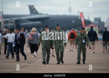 RAF Fairford, Gloucestershire, UK. 14. Juli 2017. Ersten Tag des Royal International Air Tattoo (RIAT), eines der weltweit größten Airshows. Flugvorführungen sind die Luftschlacht um England Flug und USAF Flugzeug zum 70. Jubiläum ihres Dienstes, einschließlich The Thunderbirds aerobatic Anzeige Mannschaft erscheinen beim RIAT zum ersten Mal in 10 Jahren. Finnischen militärischen Besatzungen Sightseeing. Bildnachweis: Malcolm Park / Alamy Live News. Stockfoto