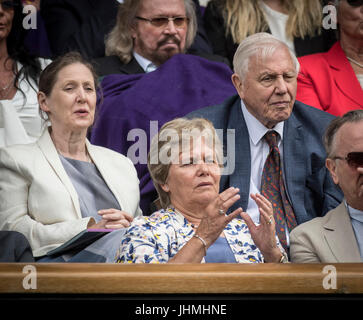 Wimbledon, London, UK. 14. Juli 2017. Die Wimbledon Tennis Weltmeisterschaften 2017 statt auf The All England Lawn Tennis and Croquet Club, London, England, UK.    Herren Einzel - Halbfinale Roger Federer (SUI) [3] V Tomas Berdych (CZE) [11] auf dem Centre Court.  Sir David Attenborough (rote & schwarze Krawatte) und Ms Susan Attenborough (weiß/Silber oben) sehen Sie das Spiel von der königlichen Loge. Bildnachweis: Duncan Grove/Alamy Live-Nachrichten Stockfoto