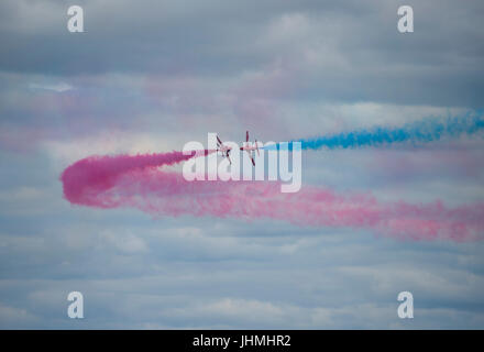 RAF Fairford, Gloucestershire, UK. 14. Juli 2017. Ersten Tag des Royal International Air Tattoo (RIAT), eines der weltweit größten Airshows. Flugvorführungen sind die Luftschlacht um England Flug und USAF Flugzeug zum 70. Jubiläum ihres Dienstes, einschließlich The Thunderbirds aerobatic Anzeige Mannschaft erscheinen beim RIAT zum ersten Mal in 10 Jahren. Bildnachweis: Malcolm Park / Alamy Live News. Stockfoto