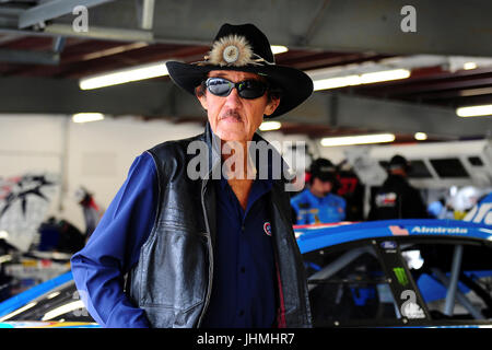 Loudon, New Hampshire, USA. 14. Juli 2017. Ehemalige NASCAR-Fahrer Richard Petty Spaziergänge durch die Garage in der NASCAR Monster Energy Overton 301 Praxis gehalten auf dem New Hampshire Motor Speedway in Loudon, New Hampshire. Eric Canha/CSM/Alamy Live-Nachrichten Stockfoto