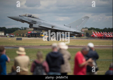 RAF Fairford, Gloucestershire, UK. 14. Juli 2017. Ersten Tag des Royal International Air Tattoo (RIAT), eines der weltweit größten Airshows. Flugvorführungen sind die Luftschlacht um England Flug und USAF Flugzeug zum 70. Jubiläum ihres Dienstes. Foto: RAF Eurofighter Typhoon FGR4 landet, von Zuschauern beobachtet. Bildnachweis: Malcolm Park / Alamy Live News. Stockfoto