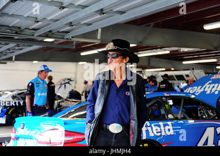 Loudon, New Hampshire, USA. 14. Juli 2017. Ehemalige NASCAR-Fahrer Richard Petty Spaziergänge durch die Garage in der NASCAR Monster Energy Overton 301 Praxis gehalten auf dem New Hampshire Motor Speedway in Loudon, New Hampshire. Eric Canha/CSM/Alamy Live-Nachrichten Stockfoto