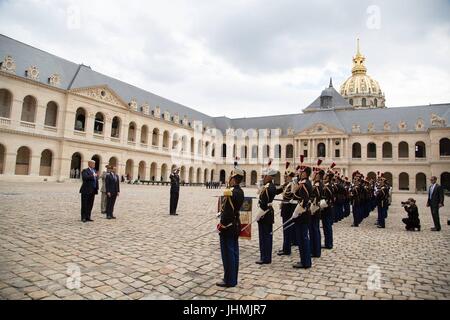 US-Präsident Donald Trump und der französische Präsident Emmanuel Macron stehen für das Abspielen der Nationalhymnen bei einem Besuch in Les Invalides Museum 13. Juli 2017 in Paris, Frankreich. Die erste Familie ist in Paris zum Gedenken an den 100. Jahrestag der US-Gesundheitsbehörde Einstieg in Weltkrieg und Bastille-Tag feiern zu besuchen. Stockfoto