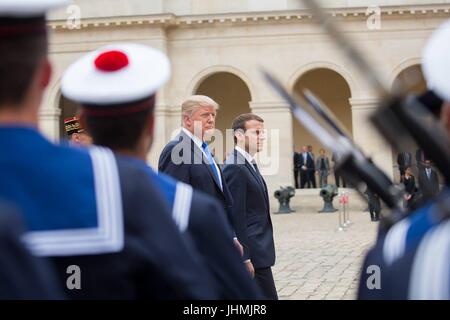 US-Präsident Donald Trump und der französische Präsident Emmanuel Macron überprüfen die Ehrengarde bei der Ankunft in Les Invalides Museum 13. Juli 2017 in Paris, Frankreich. Die erste Familie ist in Paris zum Gedenken an den 100. Jahrestag der US-Gesundheitsbehörde Einstieg in Weltkrieg und Bastille-Tag feiern zu besuchen. Stockfoto