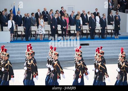 US-Präsident Donald Trump und der französische Präsident Emmanuel Macron beobachten die Meuterei auf der Militärparade von der Tribüne entlang der Champs-Elysees 14. Juli 2017 in Paris, Frankreich. Die erste Familie ist in Paris zum Gedenken an den 100. Jahrestag der US-Gesundheitsbehörde Einstieg in Weltkrieg und Bastille-Tag feiern zu besuchen. Stockfoto