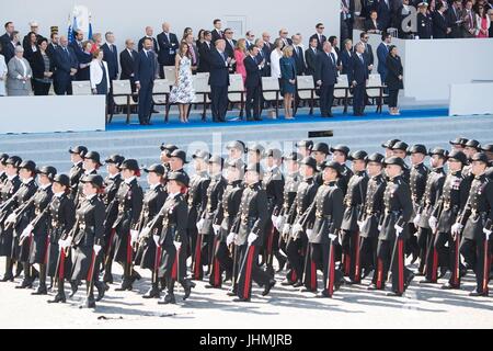 US-Präsident Donald Trump und der französische Präsident Emmanuel Macron beobachten die Meuterei auf der Militärparade von der Tribüne entlang der Champs-Elysees 14. Juli 2017 in Paris, Frankreich. Die erste Familie ist in Paris zum Gedenken an den 100. Jahrestag der US-Gesundheitsbehörde Einstieg in Weltkrieg und Bastille-Tag feiern zu besuchen. Stockfoto