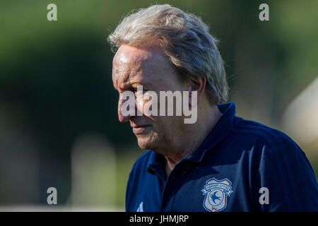 Taff Brunnen, Wales, UK. 15. Juli 2017. Cardiff City Manager Neil Warnock während der Vorsaison Freundschaftsspiel zwischen Taffs gut FC und Cardiff City an der Rhiw'r Ddar Stadion, Taff Brunnen, Wales, UK.  Picture by Mark Hawkins Credit: Mark Hawkins/Alamy Live-Nachrichten Stockfoto