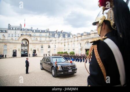 US-Präsident Donald Trump und der französische Präsident Emmanuel Macron kommen in der presidential Limousine namens "The Beast" für einen Besuch in Les Invalides Museum 13. Juli 2017 in Paris, Frankreich. Die erste Familie ist in Paris zum Gedenken an den 100. Jahrestag der US-Gesundheitsbehörde Einstieg in Weltkrieg und Bastille-Tag feiern zu besuchen. Stockfoto