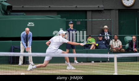 Wimbledon, London, UK. 14. Juli 2017. Die Wimbledon Tennis Weltmeisterschaften 2017 statt auf The All England Lawn Tennis and Croquet Club, London, England, UK.    Herren Einzel - Halbfinale Sam Querrey (USA) [24] V Marin Cilic (CRO) [7] auf dem Centre Court.  Im Bild:-Sam Querrey Stockfoto