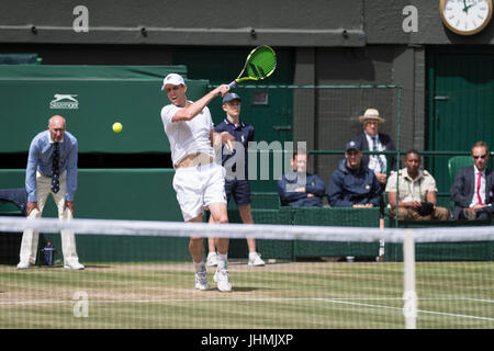 Wimbledon, London, UK. 14. Juli 2017. Die Wimbledon Tennis Weltmeisterschaften 2017 statt auf The All England Lawn Tennis and Croquet Club, London, England, UK.    Herren Einzel - Halbfinale Sam Querrey (USA) [24] V Marin Cilic (CRO) [7] auf dem Centre Court.  Im Bild:-Sam Querrey Stockfoto