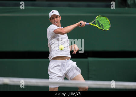 Wimbledon, London, UK. 14. Juli 2017. Die Wimbledon Tennis Weltmeisterschaften 2017 statt auf The All England Lawn Tennis and Croquet Club, London, England, UK.    Herren Einzel - Halbfinale Sam Querrey (USA) [24] V Marin Cilic (CRO) [7] auf dem Centre Court.  Im Bild:-Sam Querrey Stockfoto