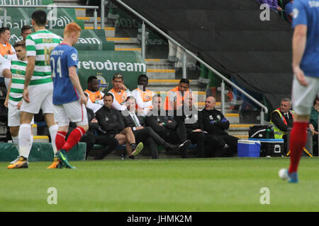 Windsor Park, Belfast, UK. 14. Juli 2017. Linfield V Celtic (UEFA CL QR2 1. Bein). Keltische Manager Brendan Rodgers (Mitte). Credit: CAZIMB / Alamy Live News. Stockfoto