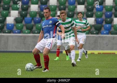 Windsor Park, Belfast, UK. 14. Juli 2017. Linfield V Celtic (UEFA CL QR2 1. Bein). Linfield Kapitän Jamie Mulgrew (22). Credit: CAZIMB / Alamy Live News. Stockfoto