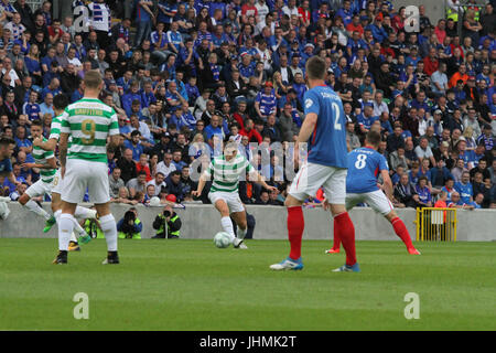 Windsor Park, Belfast, UK. 14. Juli 2017. Linfield V Celtic (UEFA CL QR2 1. Bein). Celtic James Forrest am ball. Credit: CAZIMB / Alamy Live News. Stockfoto